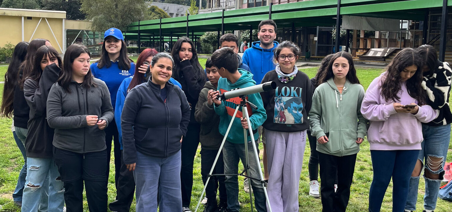 Alumnos utilizando telescopio