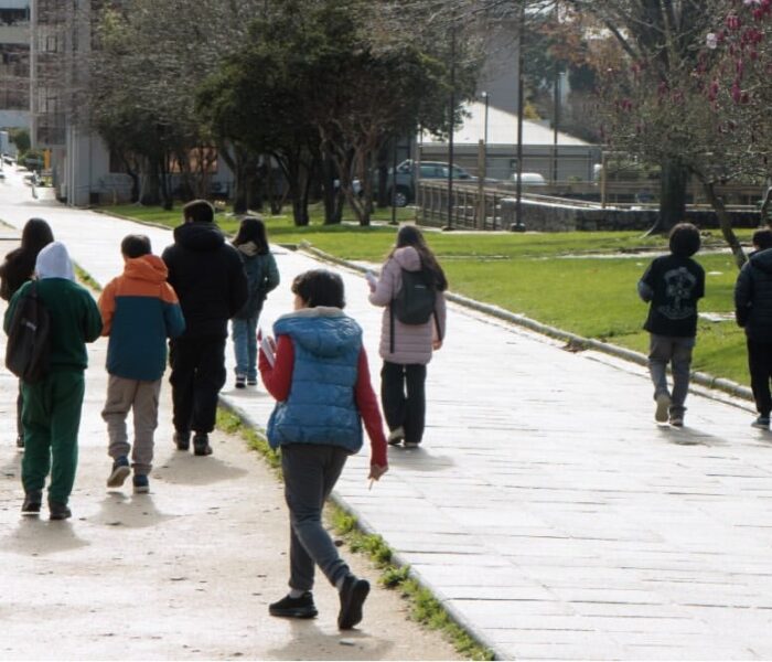 ¡Postulaciones abiertas! Ruta Talentos UdeC 3 Estudiantes caminando campus