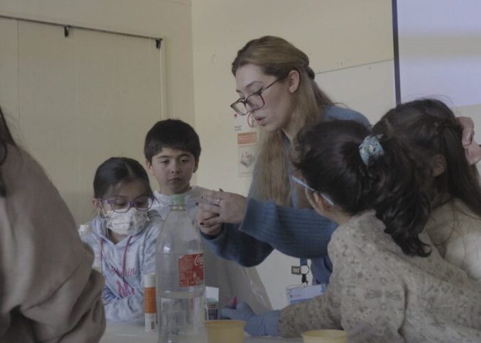 Entre ondas de luz, galaxias y materia: Mini Talentos acercó la ciencia a estudiantes de 3° y 4° básico 3 Profesora junto a sus alumnos