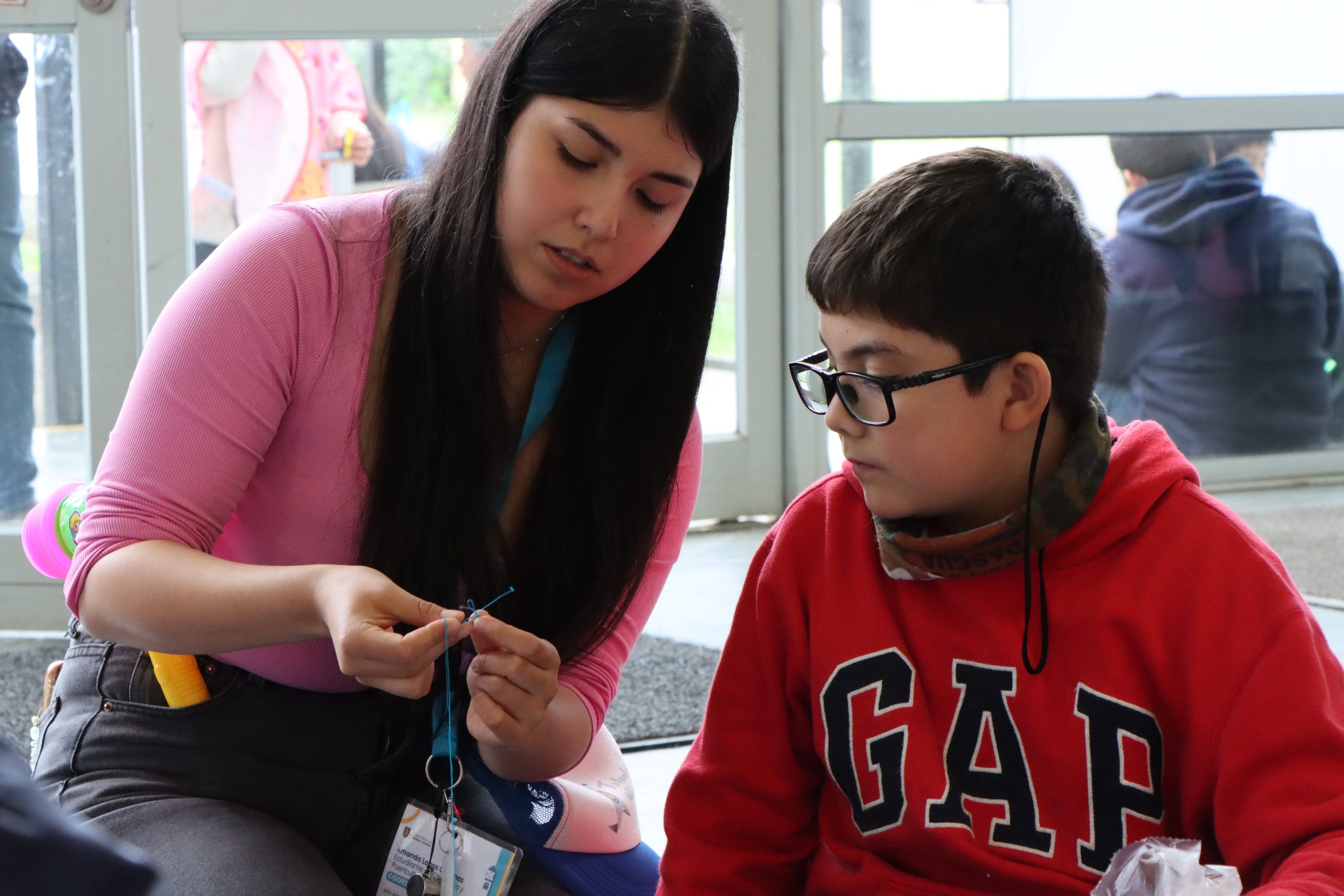 Coordinadora Estudiantil del Programa Talentos UdeC asistiendo a estudiante.