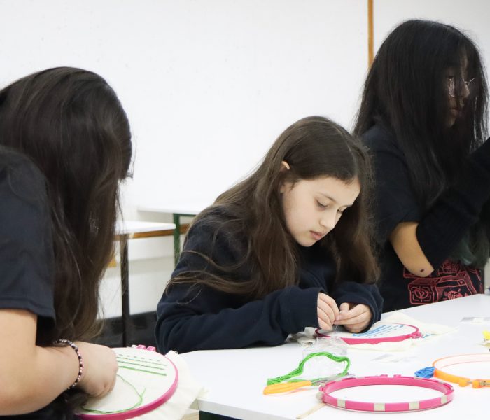 Talentos UdeC invita a su comunidad a donar prendas que serán reparadas y transformadas por estudiantes en el taller “La Aguja Errante” 3 IMG 0790 2